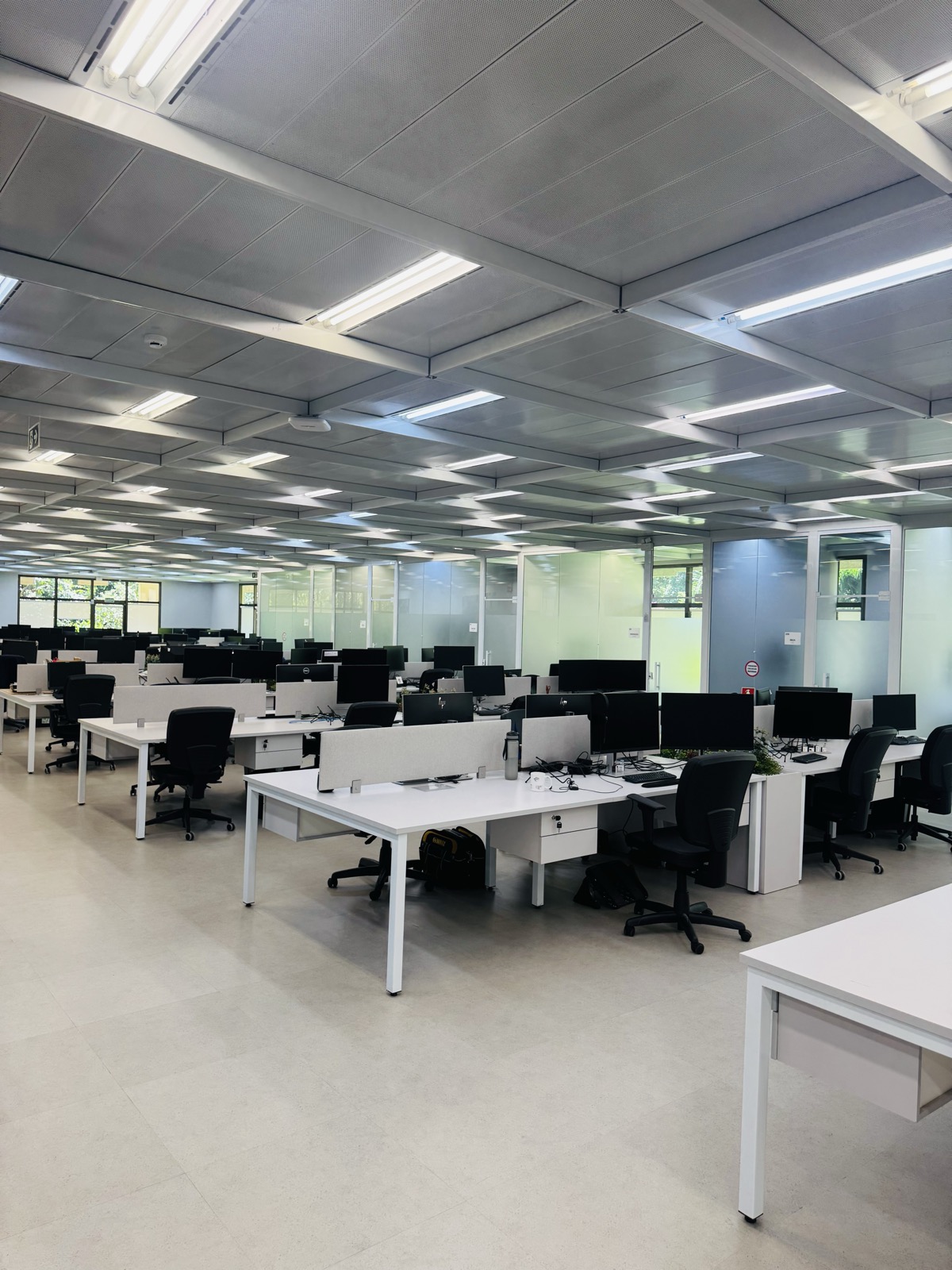 Open office amplo com dezenas de estações de trabalho